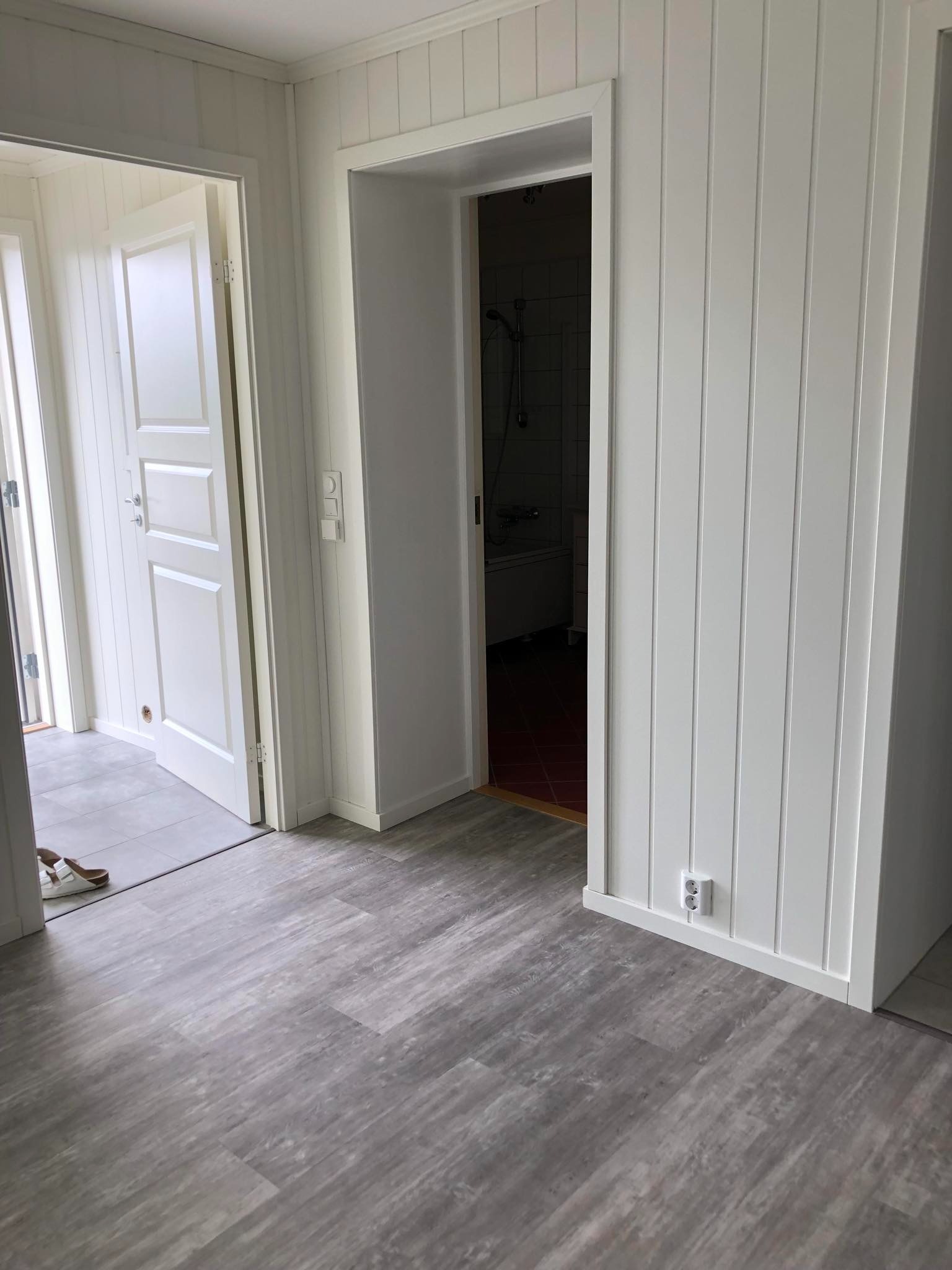 Stue: bilde mot inngangsdør og mot bad